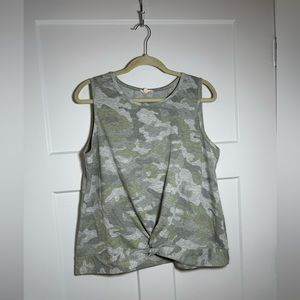 Women’s XL camo sleeveless top